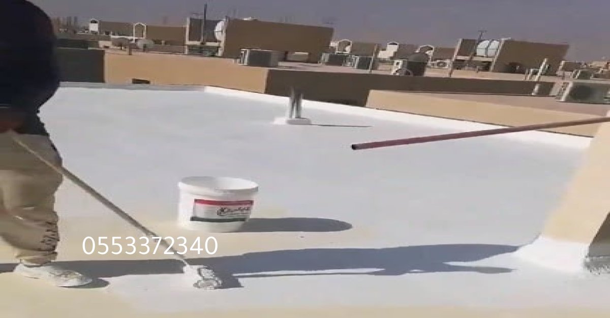 تطبيق عازل مائي على سطح منزل لحمايته من تسربات المياه