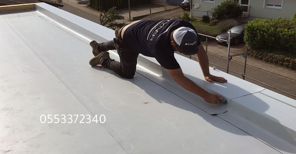 سطح منزل مغطى بعازل إسمنتي لعزل الحرارة والماء