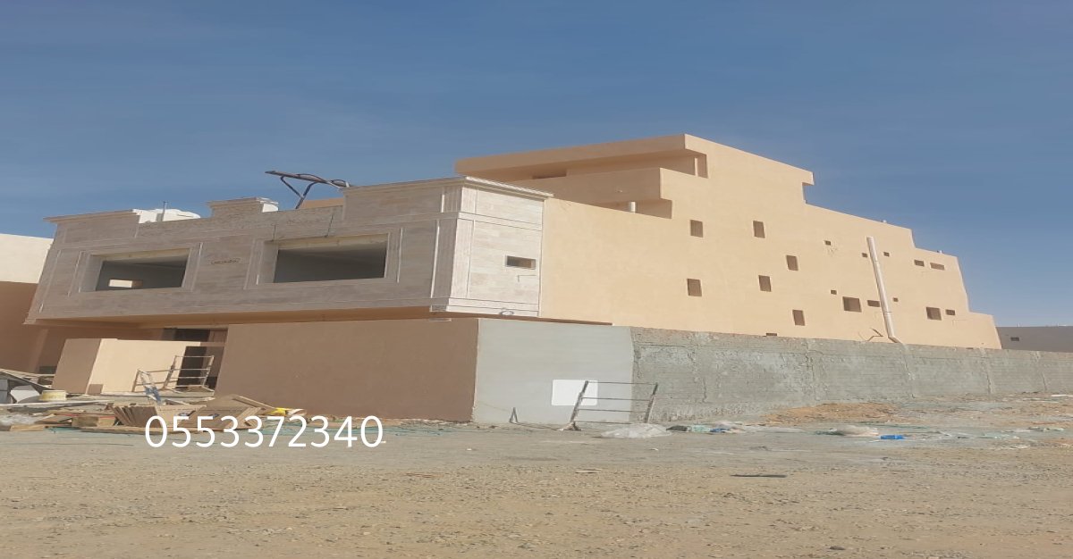 صب الخرسانة في موقع البناء باستخدام معدات متخصصة.