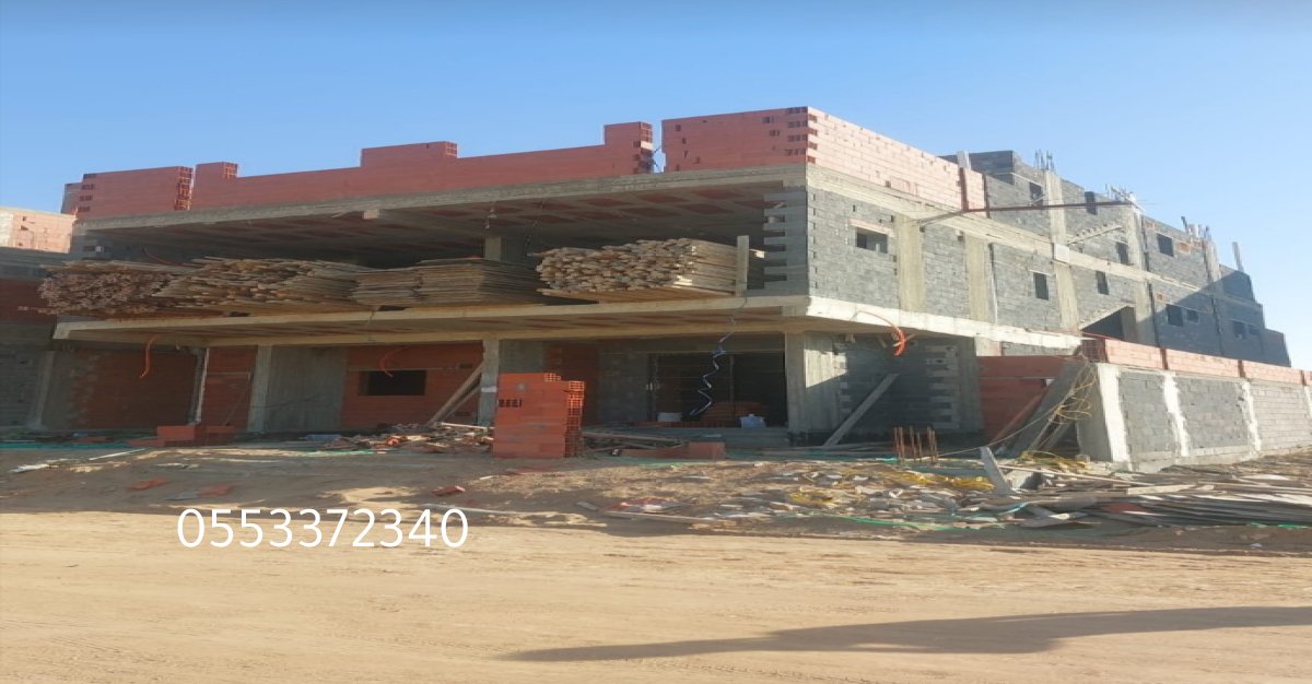 صورة لمقاول معماري معتمد يشرف على تنفيذ مشروع بناء في حي المحمدية بجدة.