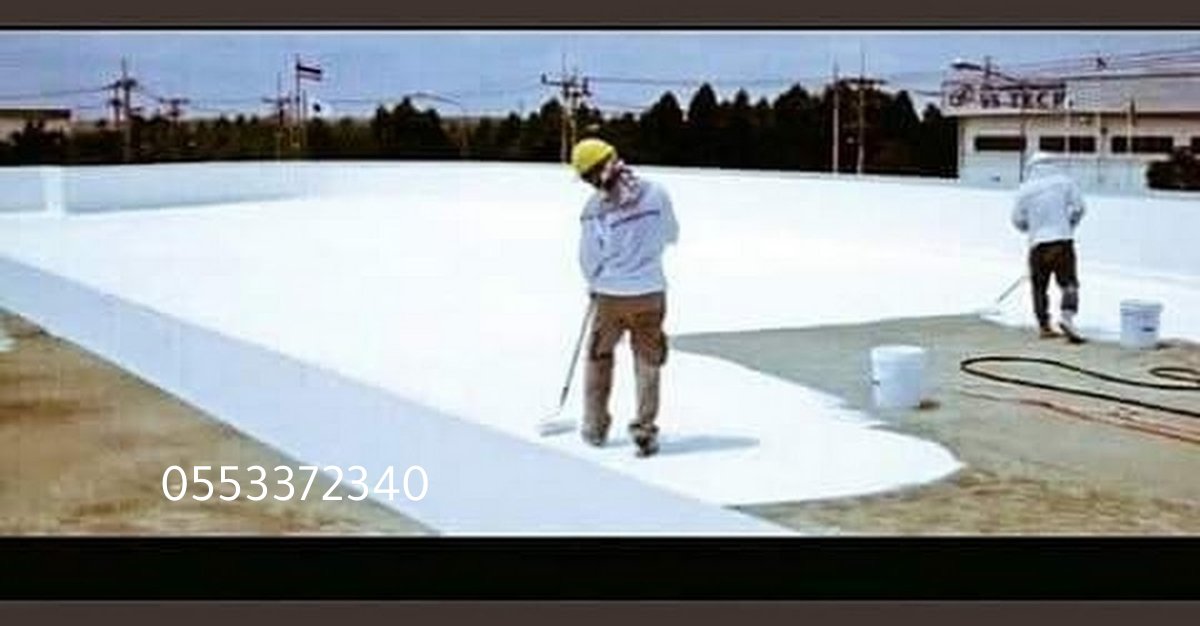 عامل يقوم بتركيب عوازل سطح باستخدام مادة الفوم