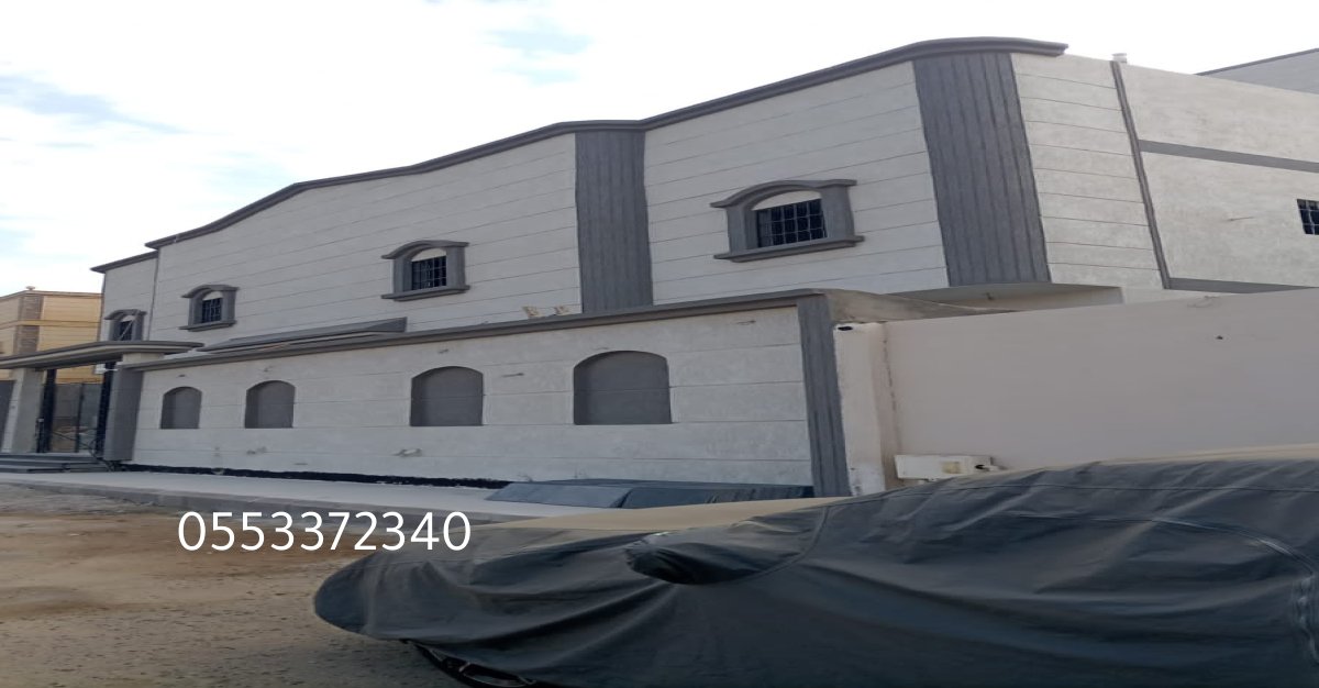 فريق مهندسين يعملون على موقع البناء تحت إشراف متخصص.