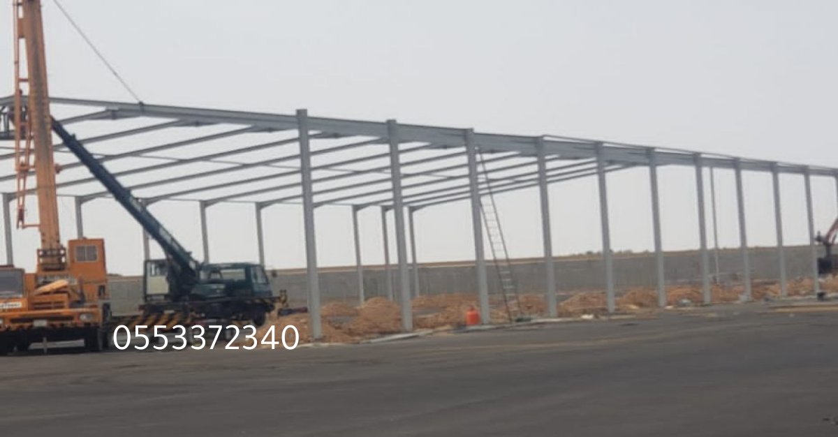 مبنى مستودع معدني قابل للفك والتركيب في موقع مشروع