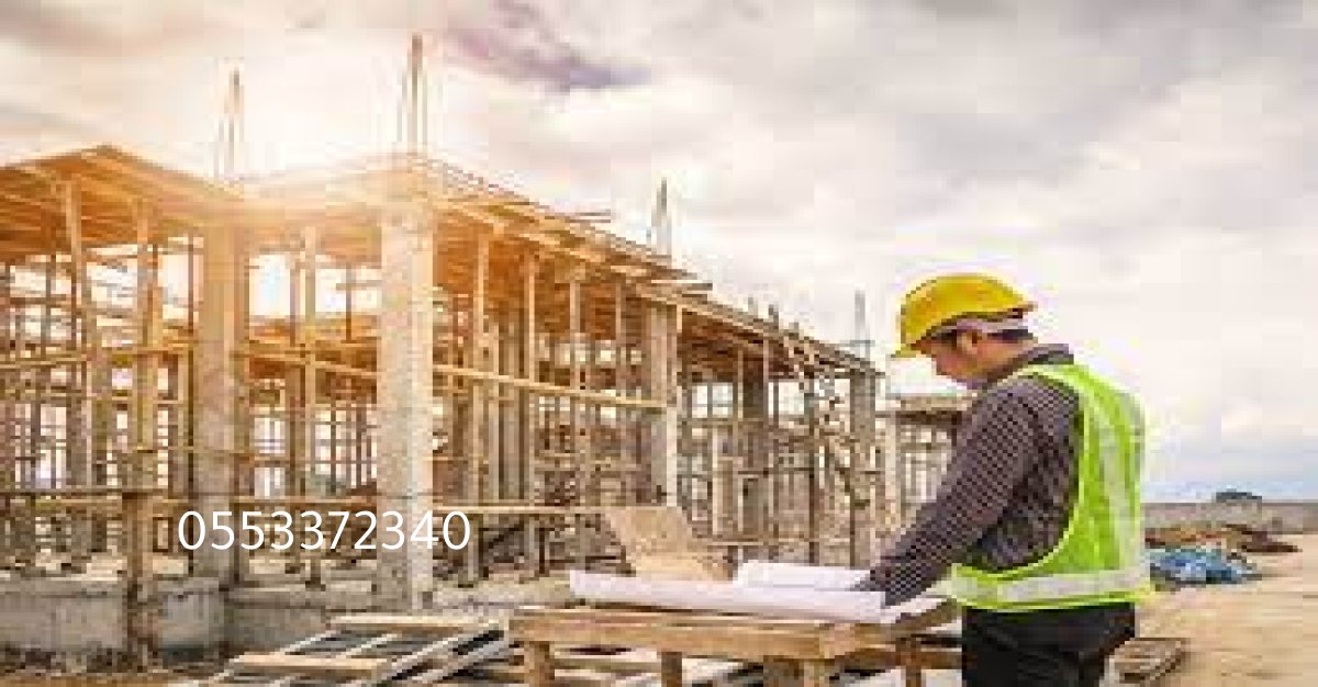 مرحلة تنفيذ الأعمدة الخرسانية في مشروع بناء فيلا