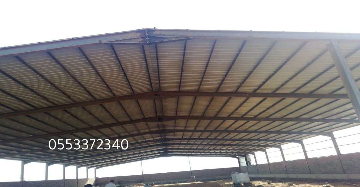 مستودع تخزين بضائع بمساحة شاسعة ومداخل واسعة