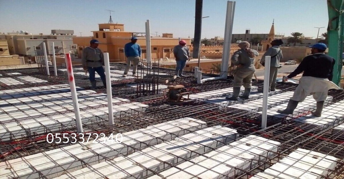 مقاول عظم يستخدم مخططات هندسية لمتابعة التنفيذ