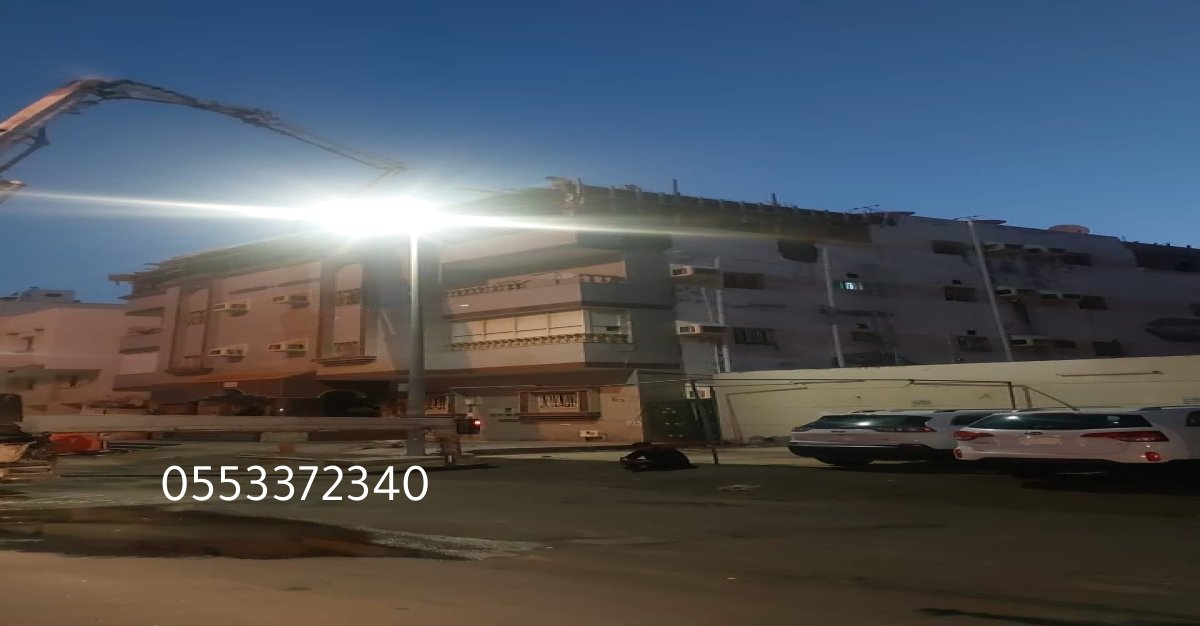 مهندس معماري يناقش تفاصيل المشروع مع فريق العمل.