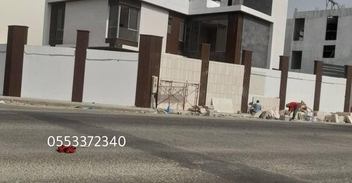 موقع بناء يُظهر مراحل تنفيذ السقف الخرساني الأول