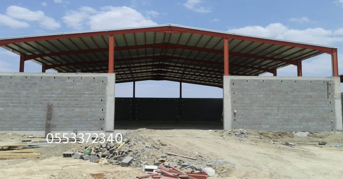 هنجر عالي السقف مع باب شحن ضخم للتحميل والتفريغ